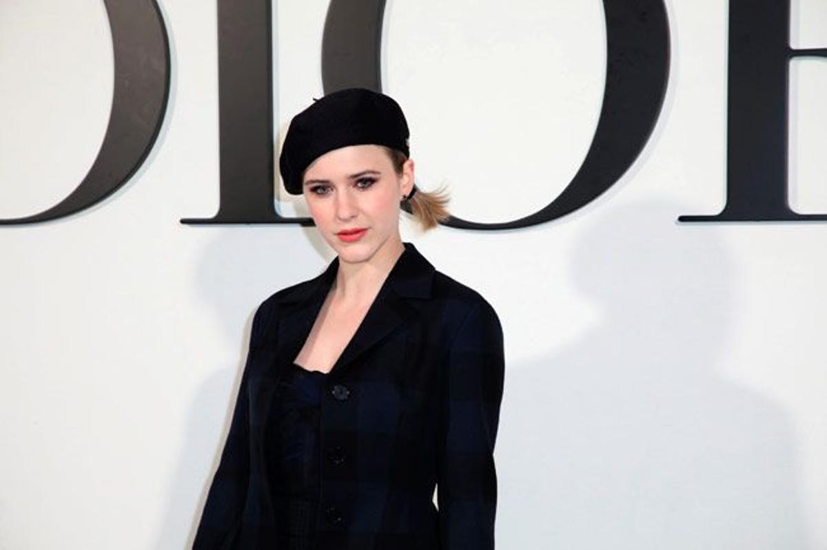 Rachel Brosnahan, con look 'total black' de Dior