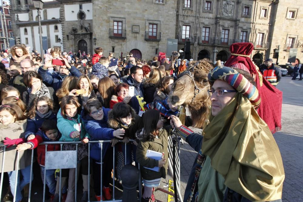 Una multitud recibe a los Reyes Magos en Gijón.