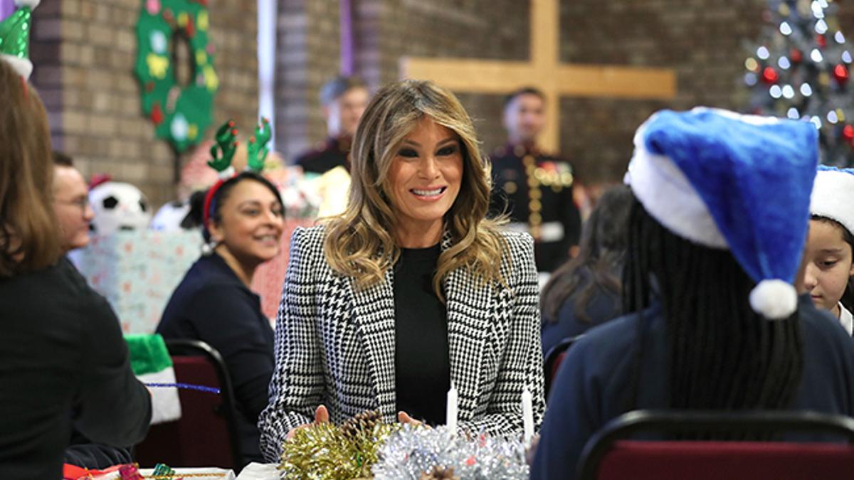 Melania Trump visitando un centro de de salvación en Reino Unido