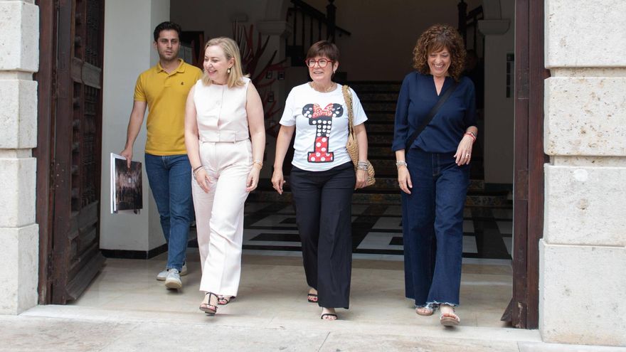 Horte Gómez, en el centro, la semana pasada junto a la alcaldesa de la Pobla, Neus Garrigues, y la vicepresidenta de la diputación, Natàlia Enguix.