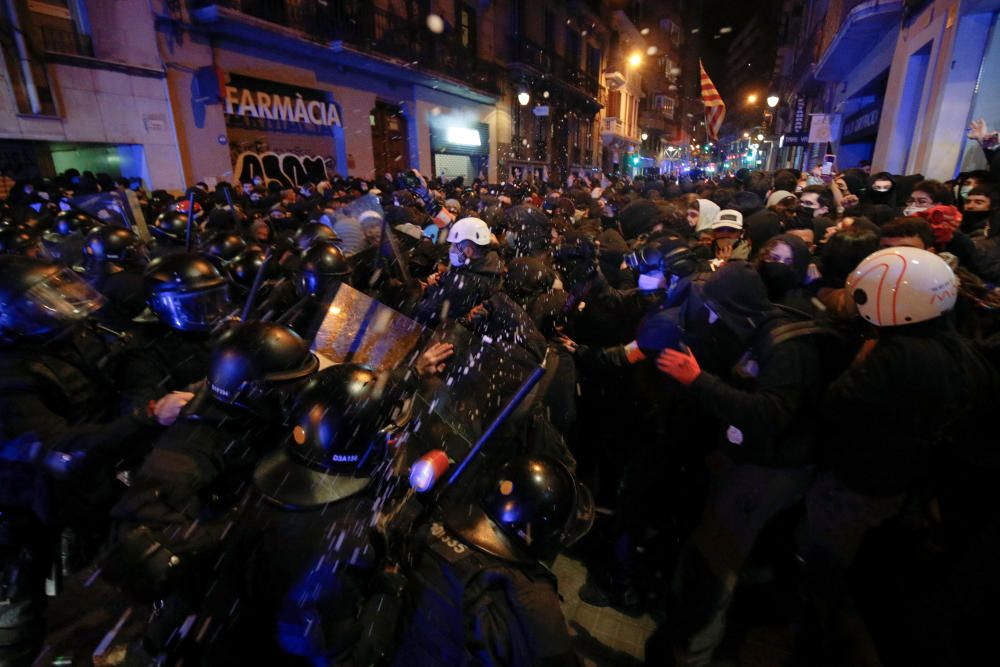 Disturbios y saqueos en las protestas por Pablo Hasél en Barcelona.