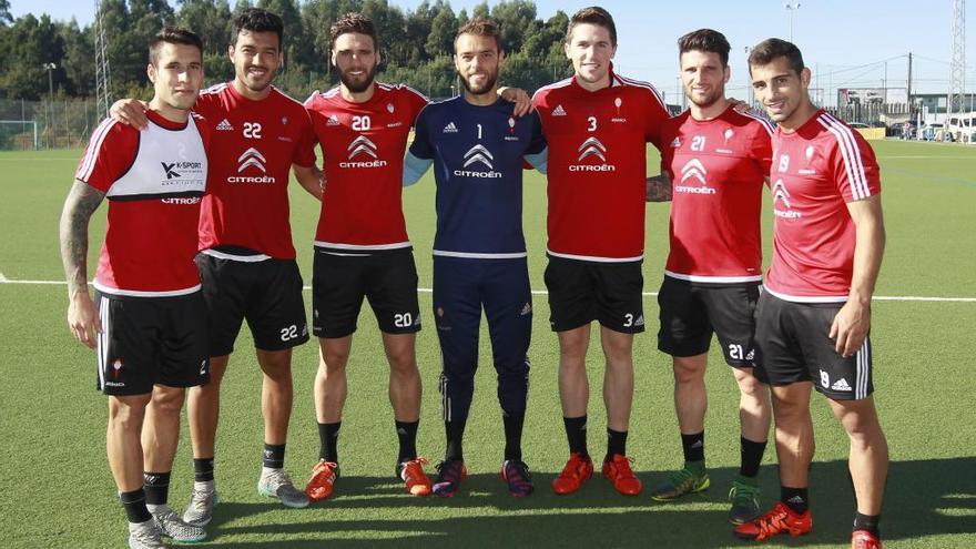 Foto de familia de la defensa del Celta en 2015; Planas es el único que no sigue en la plantilla // R. Grobas