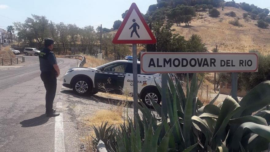 Patrulla de la Guardia Civil en Almodóvar del Río.