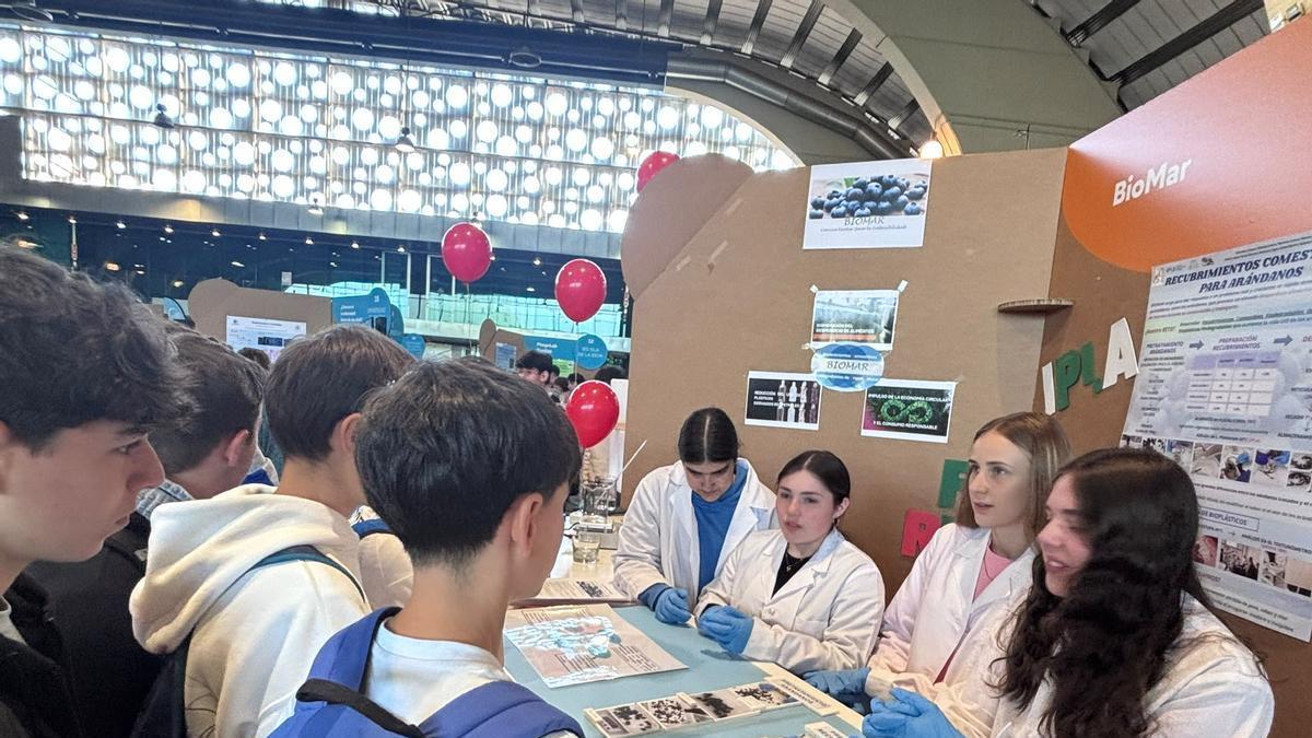 Un grupo de alumnas del IES Valle de Turón, en la Feria de la Innovación y la Ciencia de Asturias.