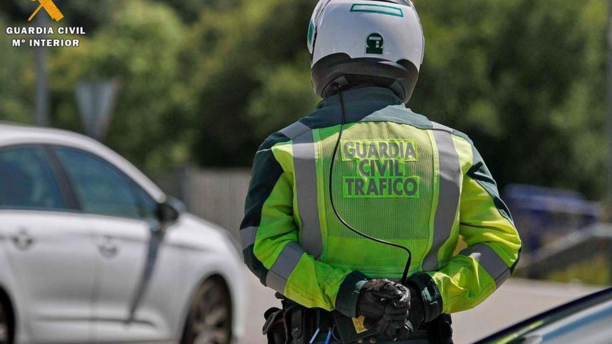 La Guardia Civil ya revisa la parte trasera de los coches y pone multas de hasta 400 euros