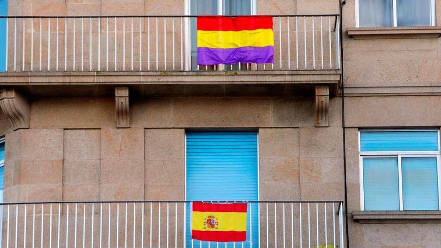 Bandera republicana y bandera española en una misma fachada de Vigo. // Marta G. Brea