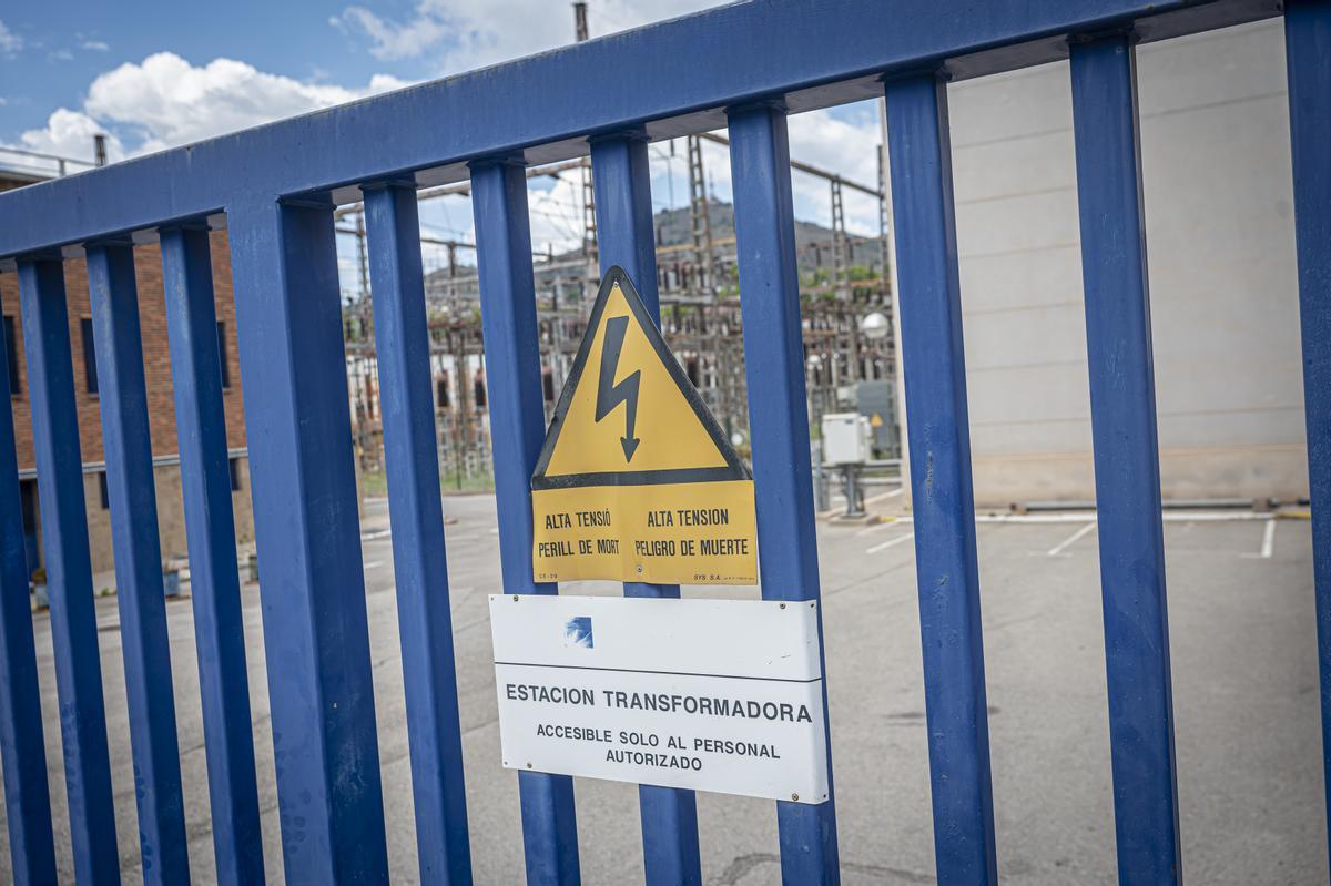 Aviso de alta tensión en la subestación eléctrica de Can Rigalt, al norte de L'Hospitalet.