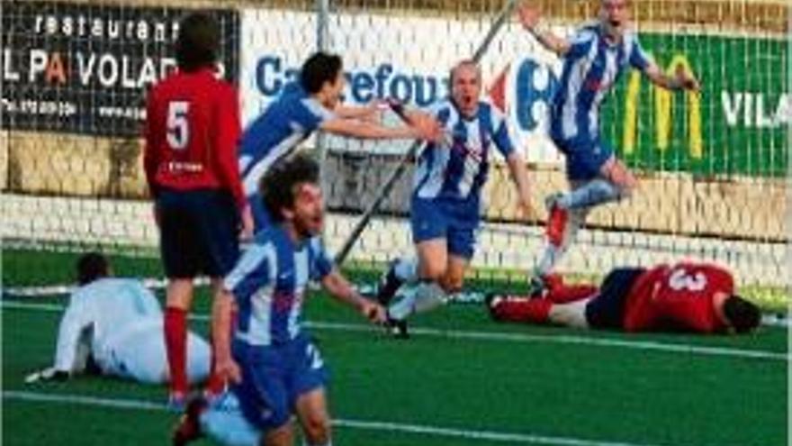 Cruz celebra eufòric el 2-1 contra l&#039;Olot diumenge passat a Vilatenim.