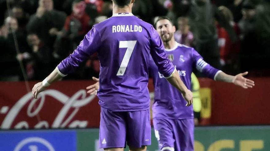 Ronaldo y Ramos hacen gestos tras encajar el segundo gol ante el Sevilla. // Efe