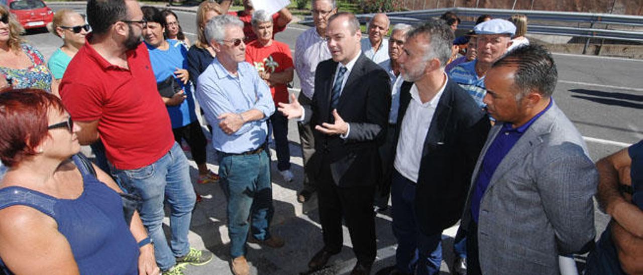 Hidalgo y Torres hablan con vecinos de los barrios de San Lorenzo.