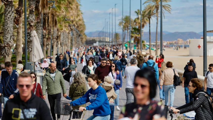 Ambiente de Pascua en la playa de las Arenas