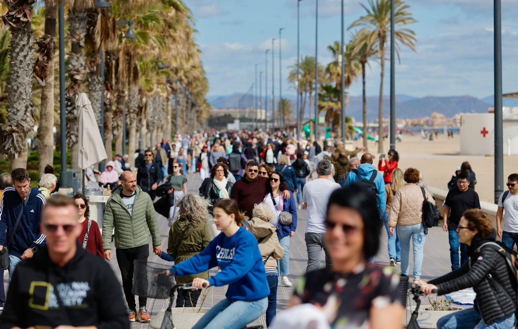 Ambiente de Pascua en la playa de las Arenas