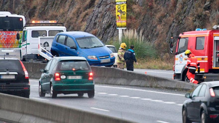 Una grúa retira el coche que volcó en la AP-9.