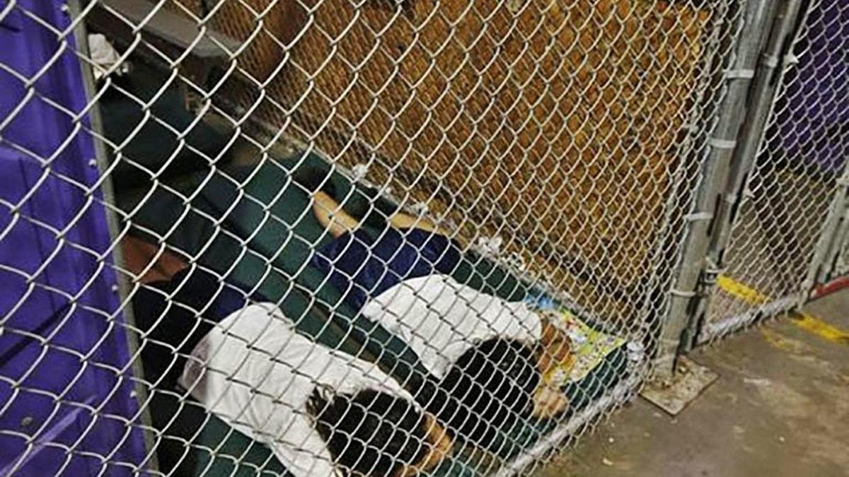 Dos nens immigrants dormint en una gàbia a la frontera dels Estats Units.