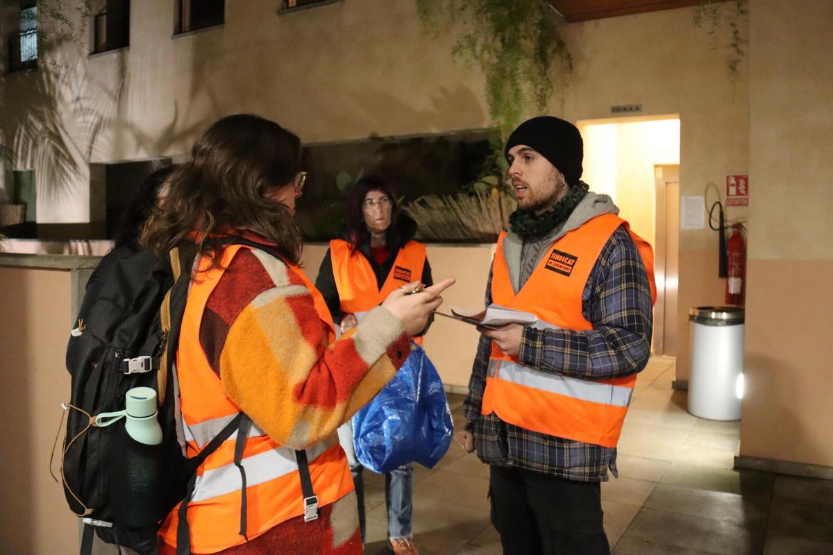 Militants del Sindicat de Llogaters fent un porta a porta en un bloc de 50 pisos de Barcelona
