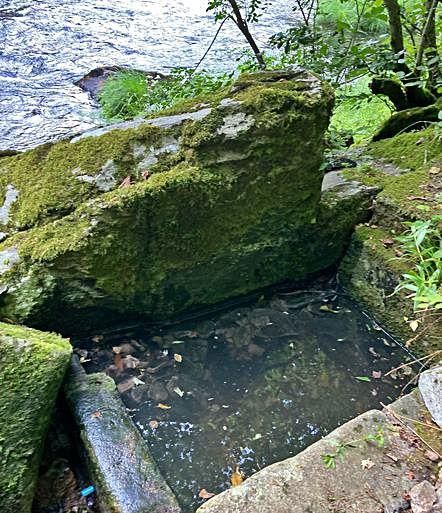 Pía de Carboeiro, ao lado do río.