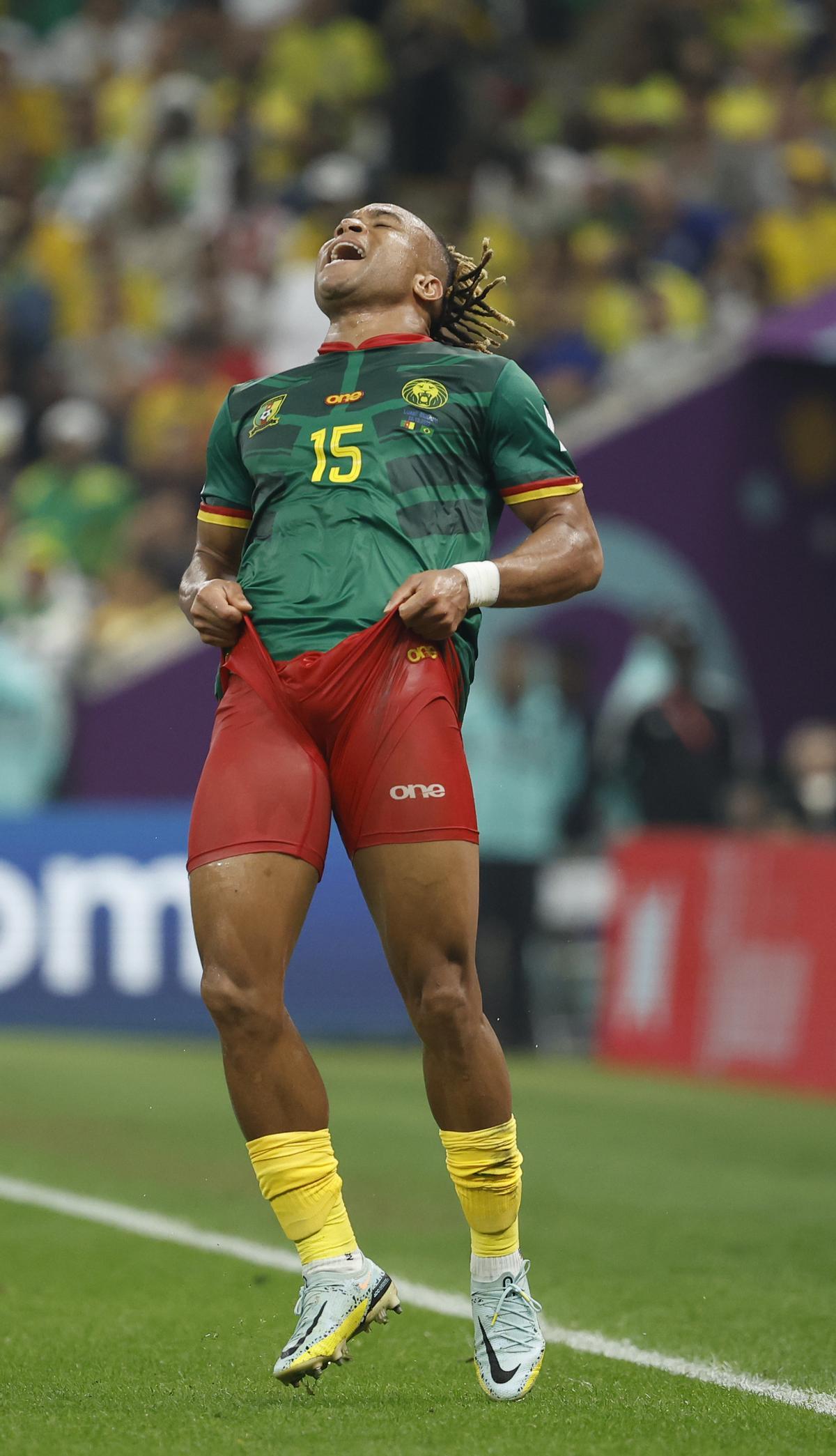 GR5307. LUSAIL (CATAR), 02/12/2022.- Pierre Kunde de Camerún reacciona hoy, en un partido de la fase de grupos del Mundial de Fútbol Qatar 2022 entre Camerún y Brasil en el estadio de Lusail (Catar). EFE/José Méndez