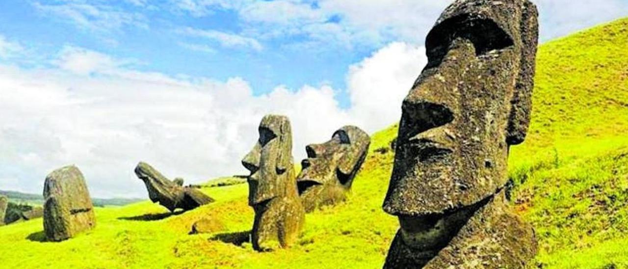 Esculturas en piedra de moais, uno de los símbolos más representativo de la isla de Pascua.