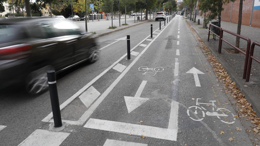 Pamplona alerta de la &quot;perillositat&quot; de les pilones del carril bici de Lluís Pericot de Girona