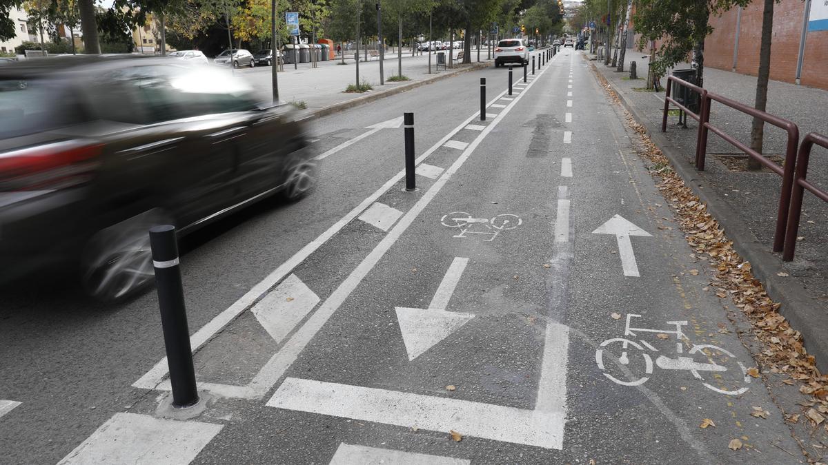 El carril bici de l’avinguda Lluís Pericot de Girona ja té les pilones