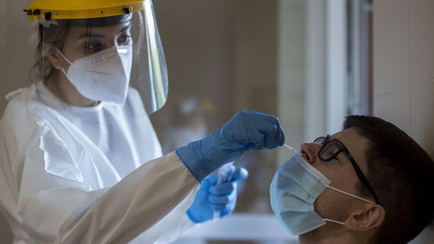 Una sanitaria realiza una prueba PCR a un joven. | // BRAIS LORENZO