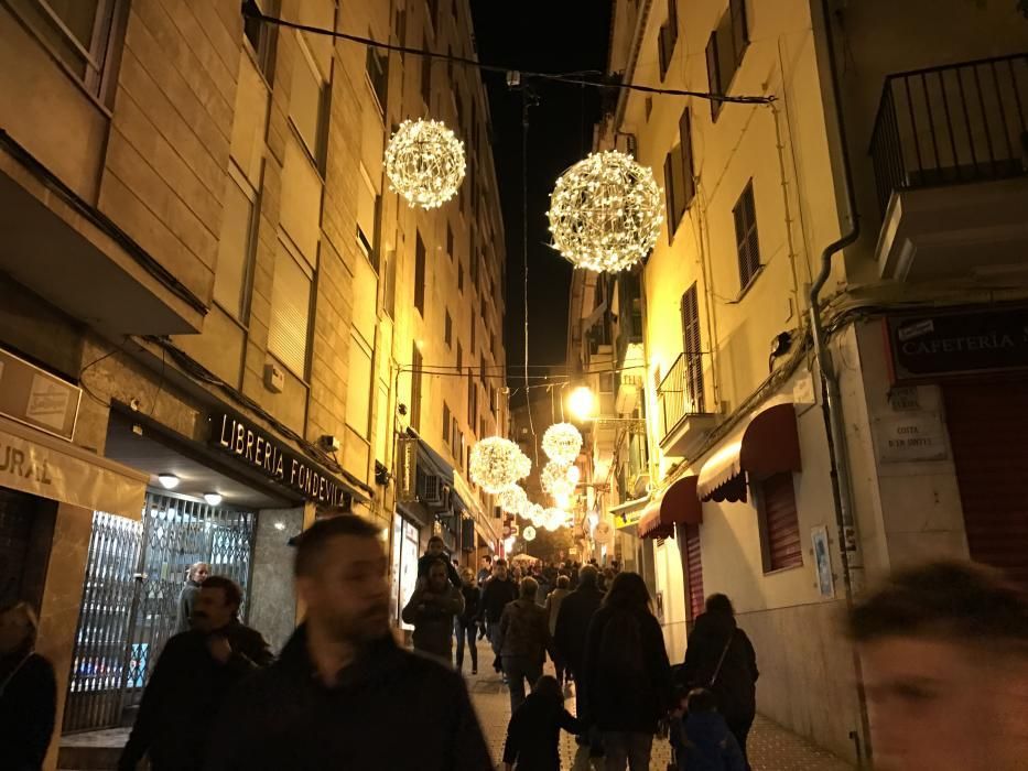 Am Samstagabend (3.12.) versammelten sich Residenten und Mallorca-Urlauber in Palmas Innenstadt, um dabei zu sein, wie die Weihnachtsbeleuchtung eingeschaltet wird.