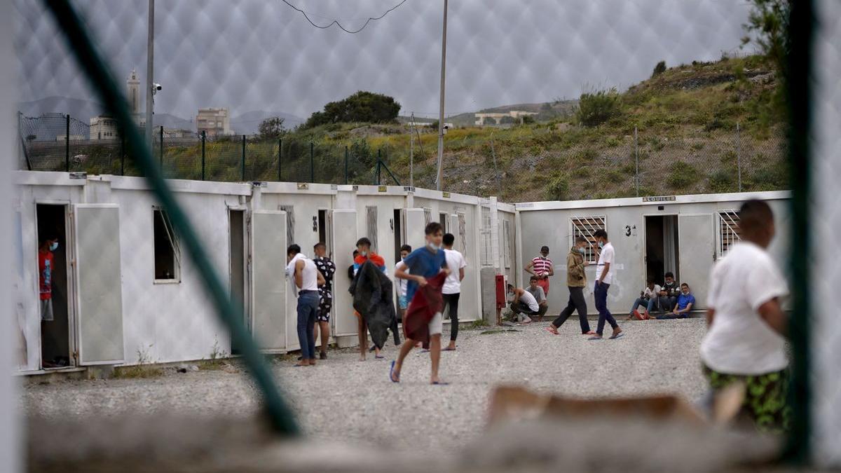 Menores migrantes esperan su paso a la península en el Campo Piniers.