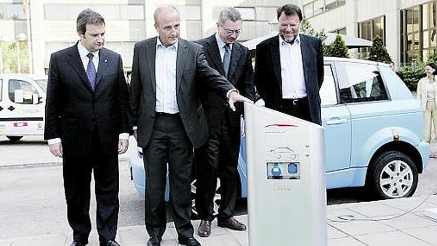 Hereu, Sebastián, Ruiz-Gallardón y Sánchez Monteseirín, ante un dispositivo de recarga de vehículos eléctricos.