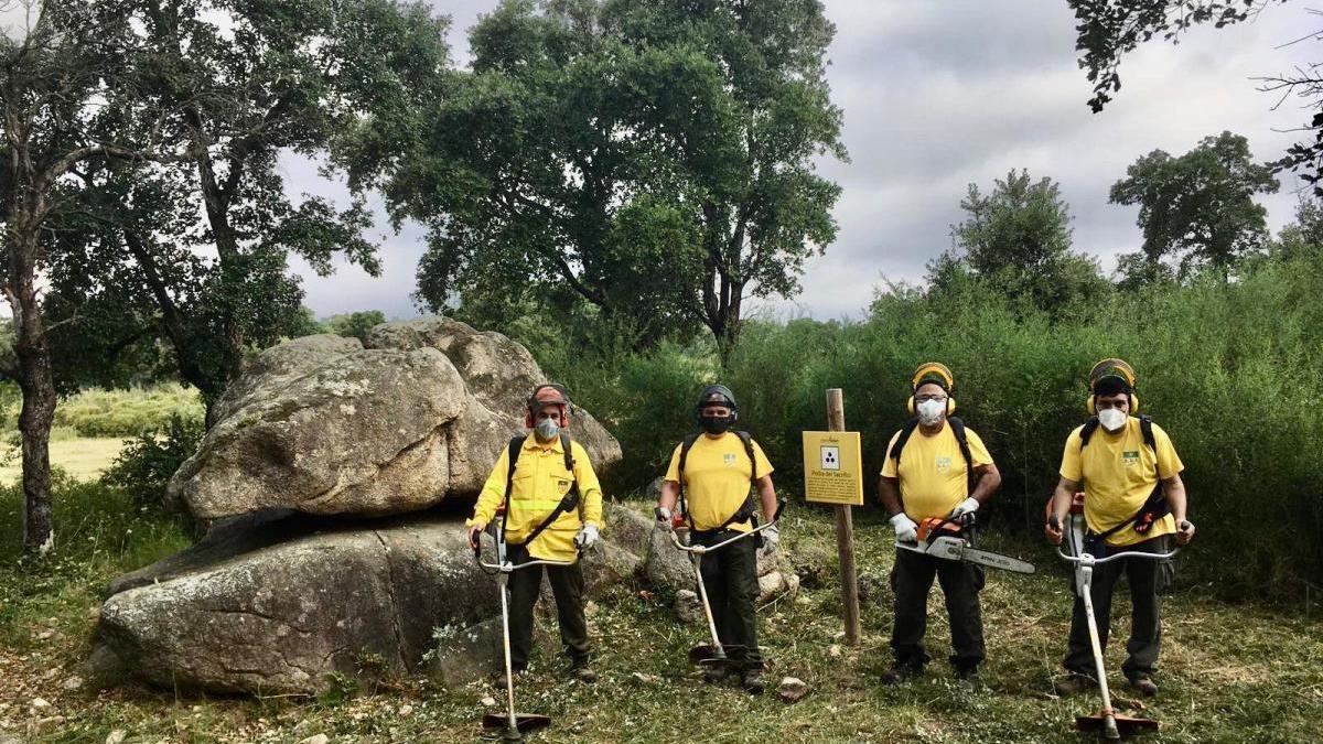 Voluntaris de l&#039;ADF treballant a la ruta megalítica.