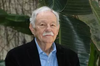 Eduardo Mendoza recupera el seu icònic detectiu sense nom a la novel·la 'La intriga del funeral inconveniente'