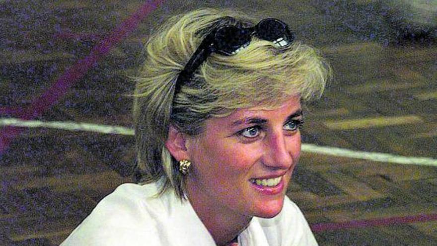 Diana de Gales, durante una visita a Bosnia Herzegovina en su campaña contra las minas antipersona, en 1998.   | // REUTERS