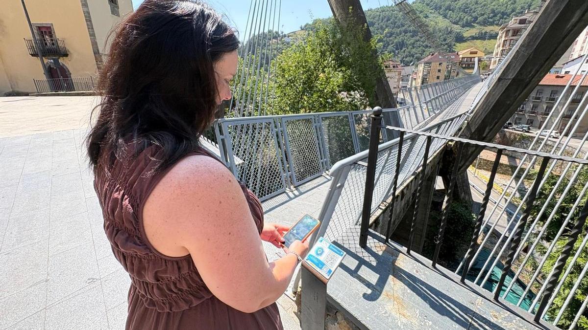 La edil Tania Rodríguez escanea el código situado a la entrada del puente Colgante.