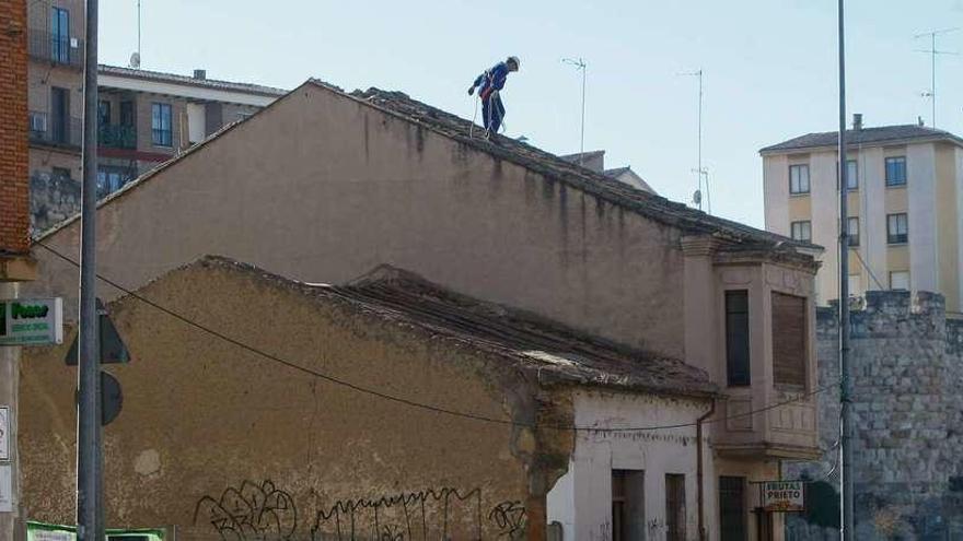 Inicio de los trabajos en los números 17 y 19 de la avenida de la Feria previos a su derribo.