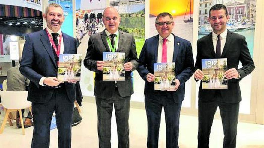 Juan Miguel Costa, director insular de turismo; el presidente del Consell de Ibiza, Vicent Marí; el alcalde de Sant Josep, Ángel Luis Guerrero, y Marcos Serra, alcalde de Sant Antoni.