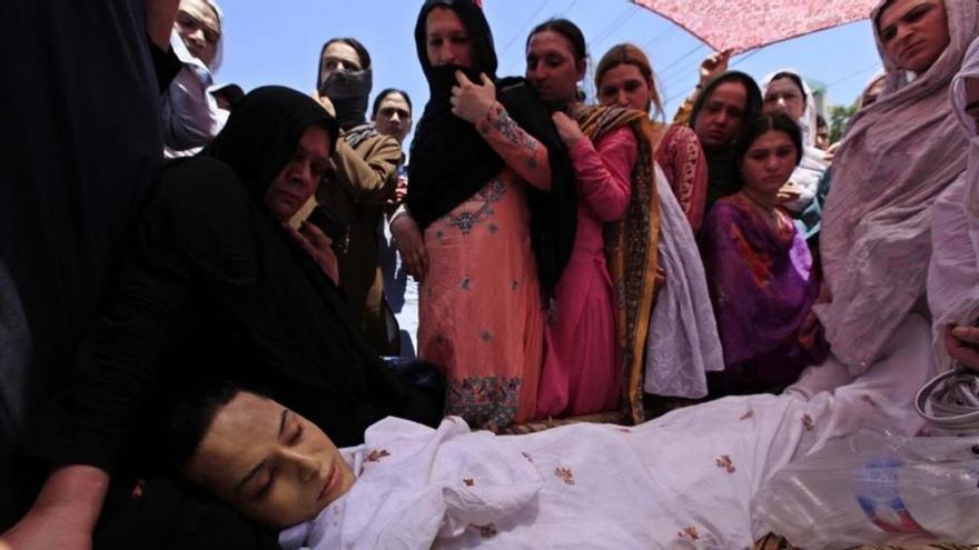 Muere una activista transgénero pakistaní por las negligencias sufridas en el hospital