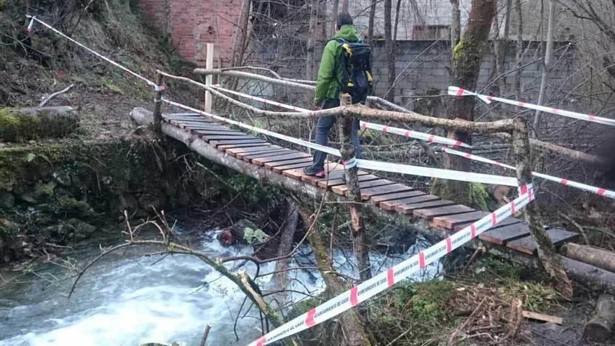 Alfredo Álvarez, sobre el puente que hay en el camino; a la izquierda, con los periódicos.