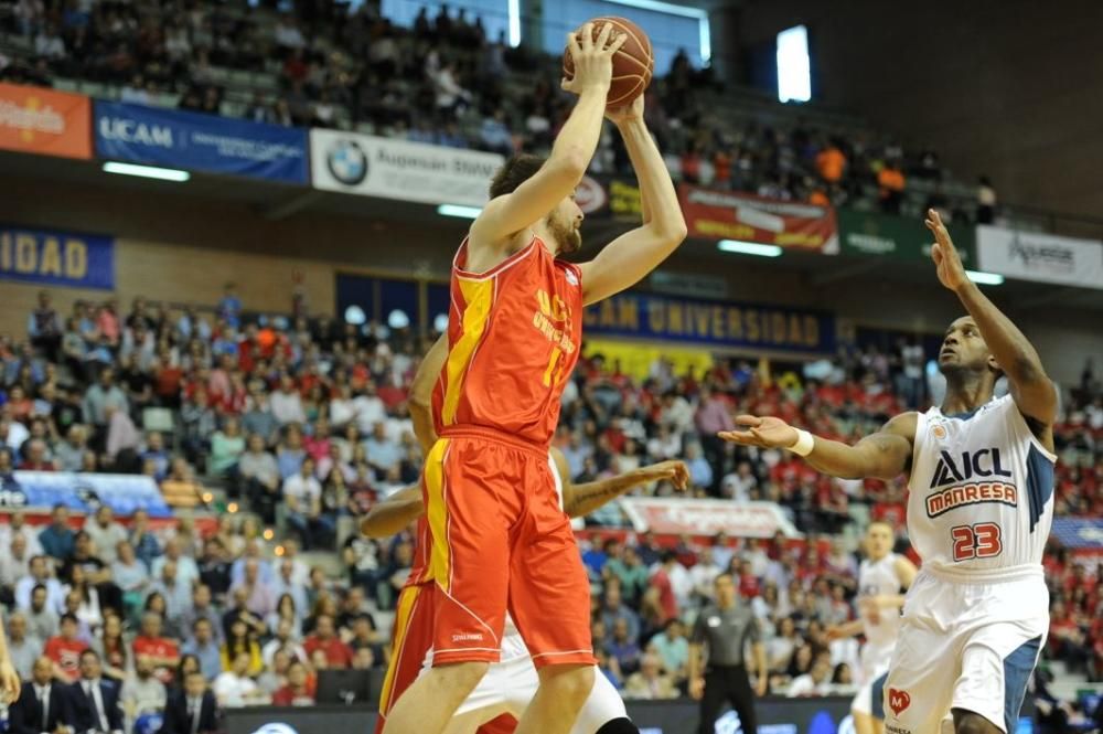 Partido entre el UCAM Baloncesto y el Manresa