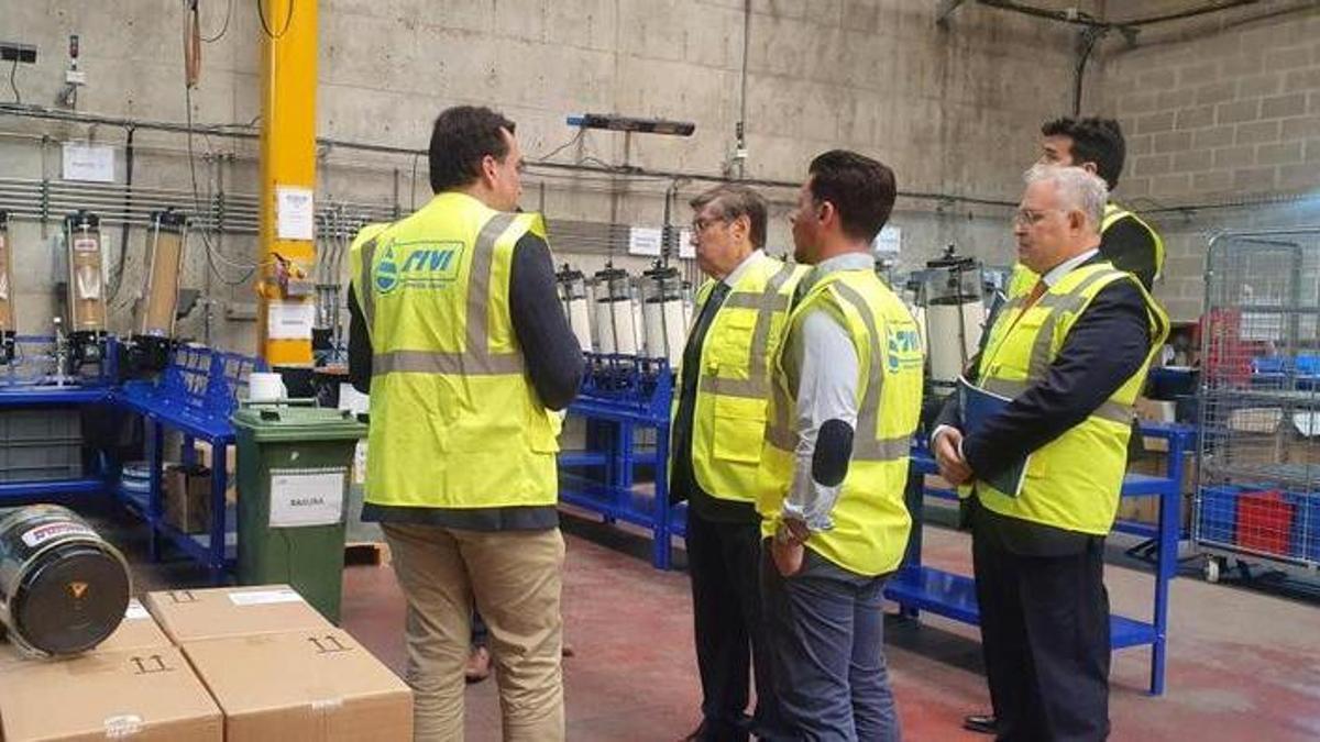 El fallecido político aragonés, Arturo Aliaga, durnate una visita a un empresa de María de Huerva en 2023.