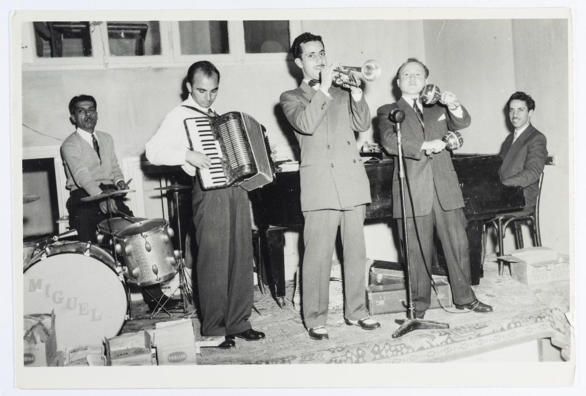Fotografía de un grupo musical tocando después de 1948 procedente del estudio de Saman Sahar.The George al Ama Collection
