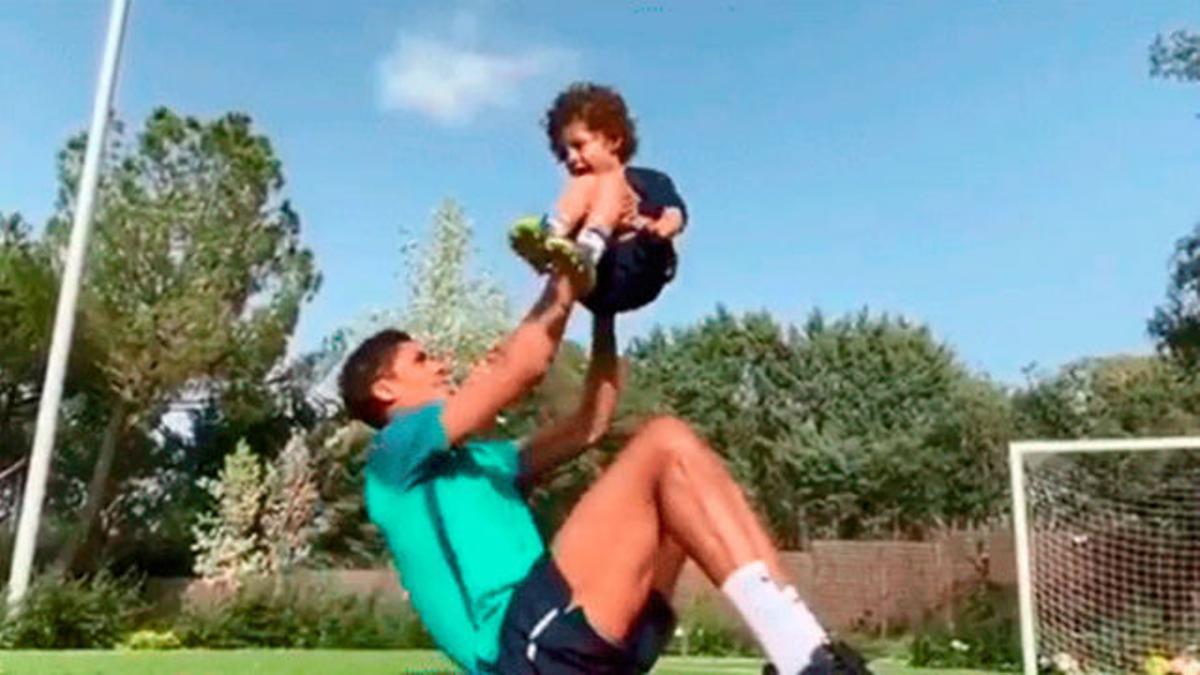 El peculiar entrenamiento de Varane desde su casa