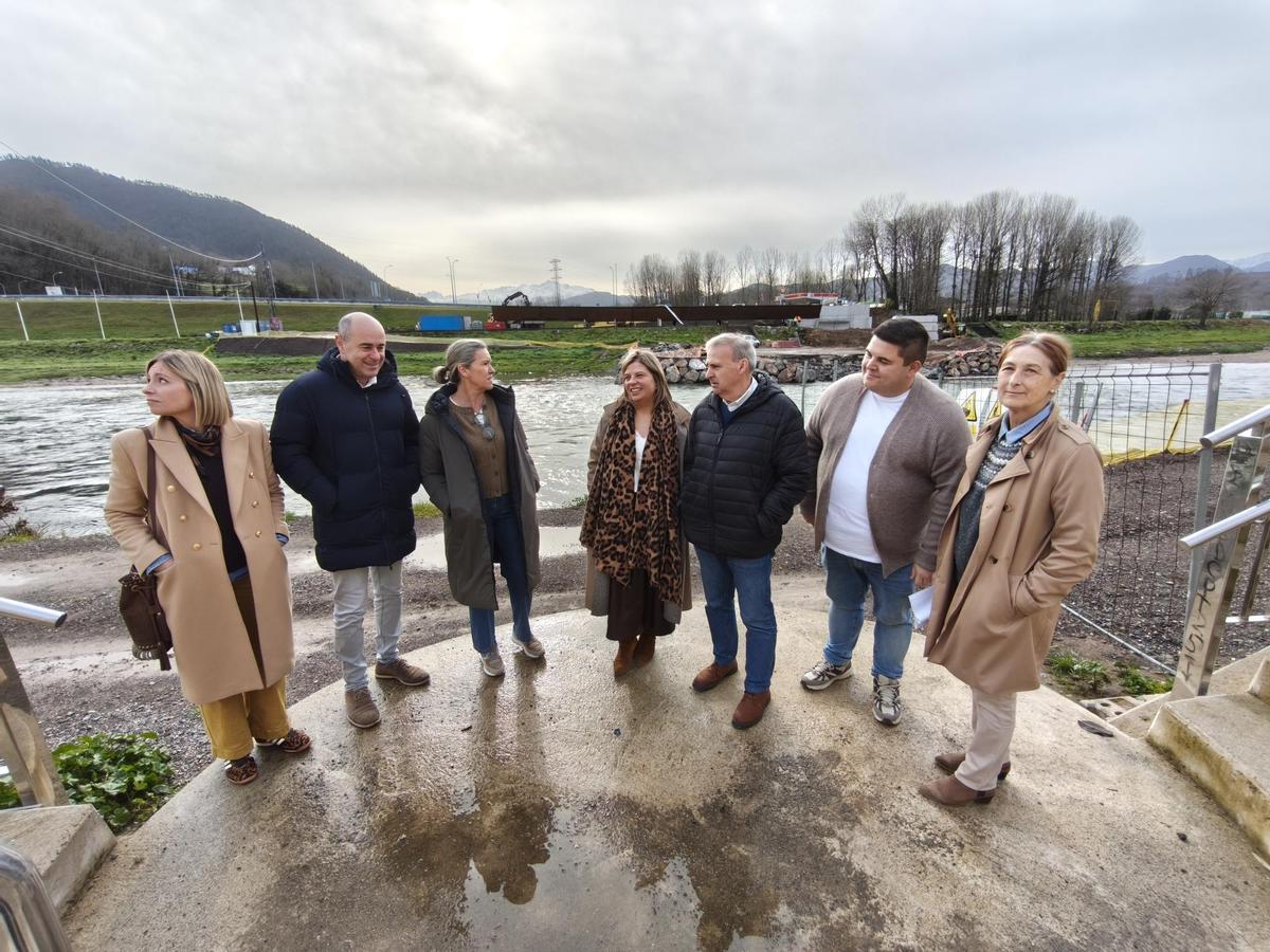 Gimena Llamedo, en el centro, visitando las obras del puente sobre el Sella.