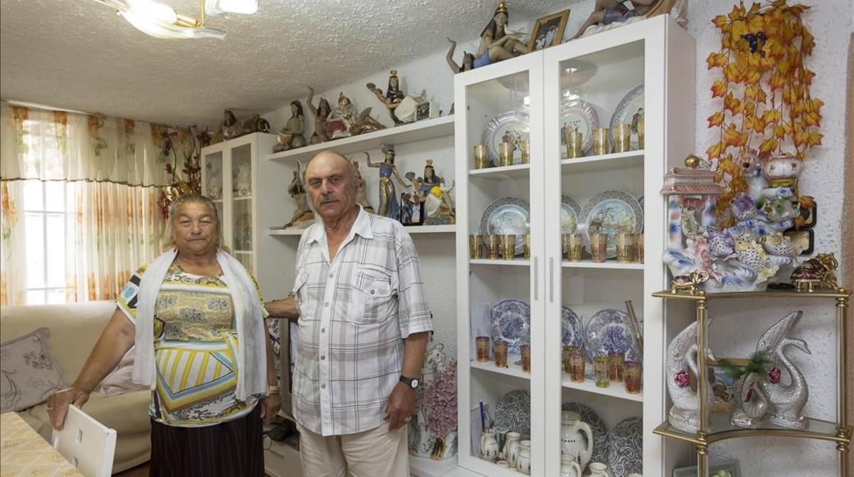 Magdalena y José Amaya, antiguos habitantes del Somorrostro, en su piso de Sant Roc, este miércoles.