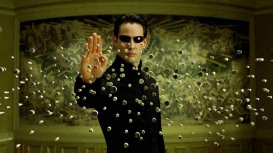 Keanu Reeves, como Neo, el liberador de «Matrix». |