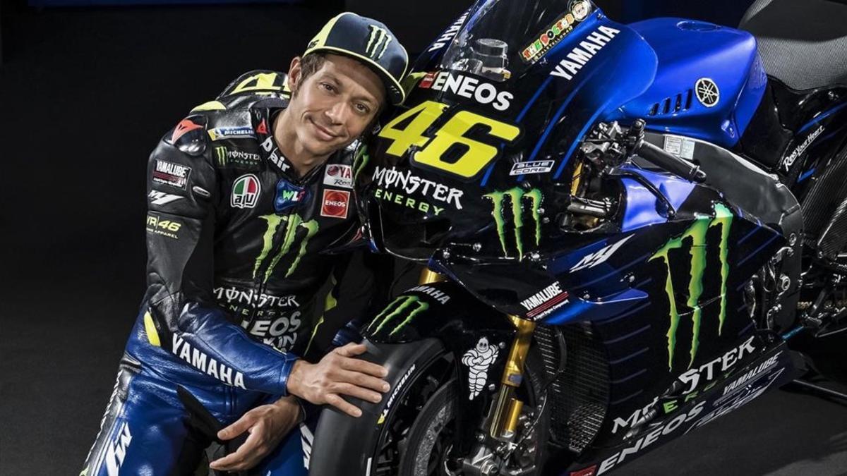 Valentino Rossi, a punto de cumplir los 40 años, posa junto a su nueva Yamaha Monster.