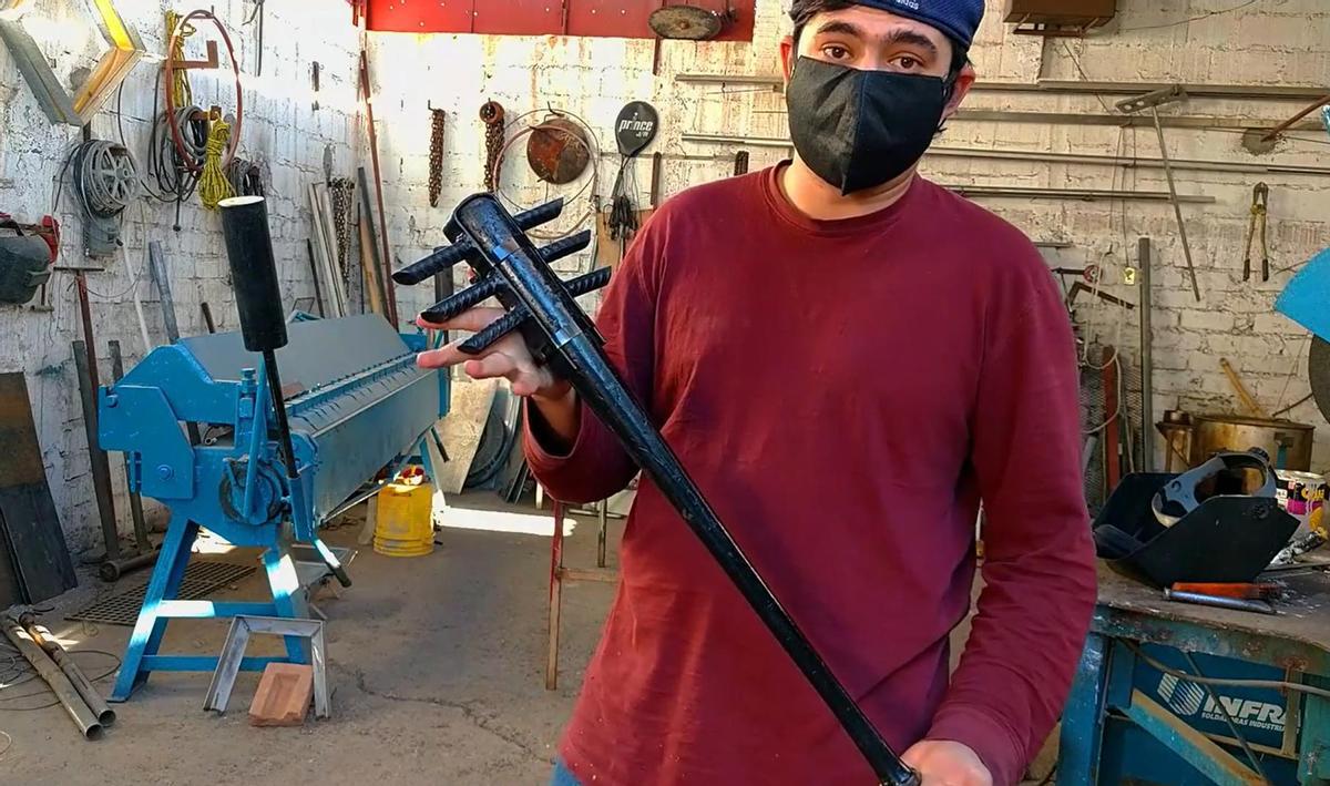 Un Youtuber, en una imagen final de un tutorial sobre fabricación de bates de beisbol con pinchos de acero