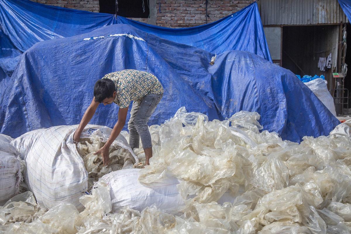 Bangladesh apuesta por la industria del reciclaje de plásticos