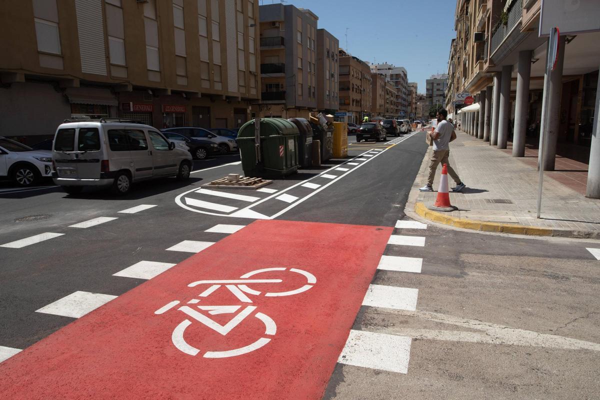Carril bici en la calle San Vicente del Port de Sagunt.