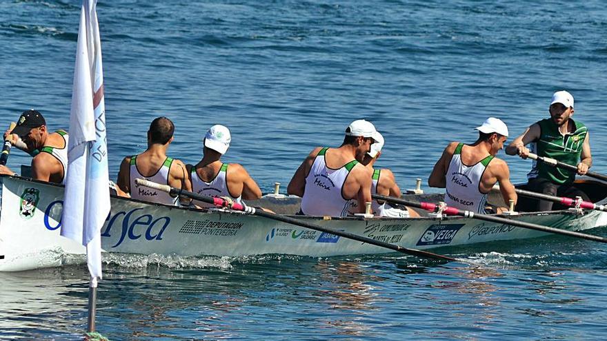 Trainerila de Meira durante una regata de esta temporada. |  // FDV