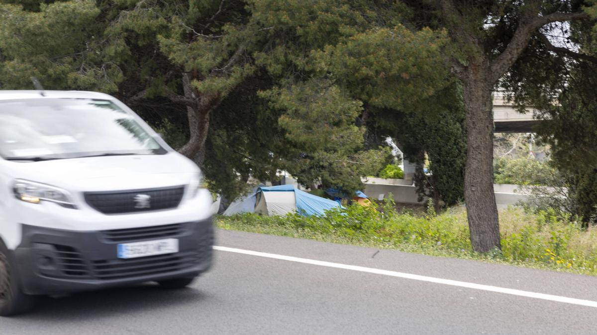 Cruzar un carril de la autopista para acceder a su tienda de campaña en Palma