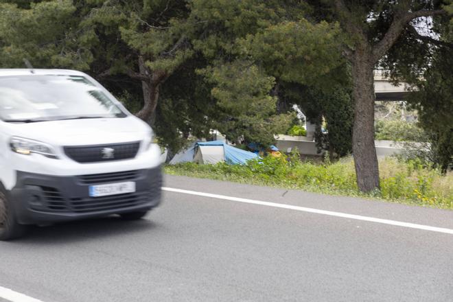 Fotos | Cruzar un carril de la autopista para acceder a su tienda de campaña en Palma